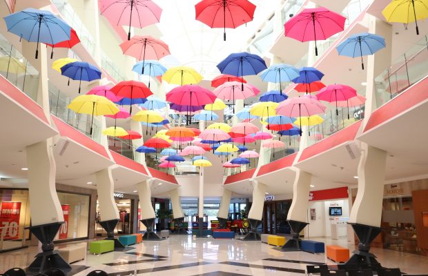 El paseo de los paraguas se instala en Acrópolis