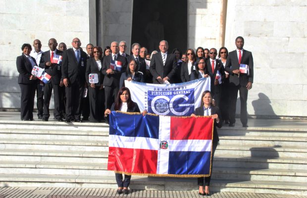 DIGECOG deposita ofrenda floral en honor a los padres de la patria