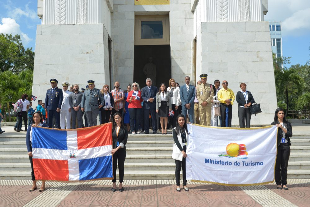 Depositando ofrenda floral por el mes de la Patria.