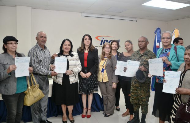 230 maestros jubilados reciben pago por concepto de invalidez, cesantía y seguro de vida.