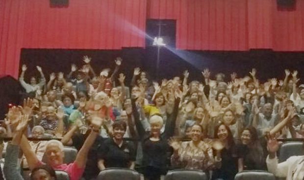 “Longevos al Cine”, adultos mayores disfrutan del filme “Broche de Oro 2”