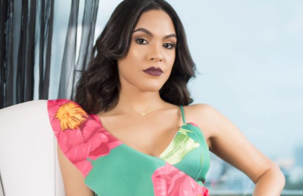 Paloma Almonte en alfombra roja de premios Lo Nuestro