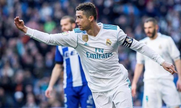 Cristiano Ronaldo amplía racha con doblete y Madrid golea al Alavés