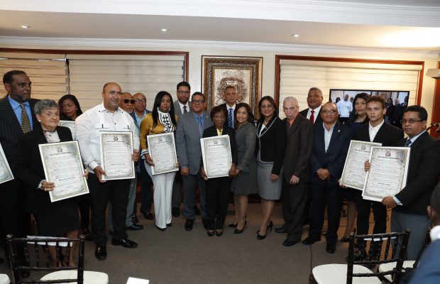 Cámara de Diputados reconoce personalidades del Sur