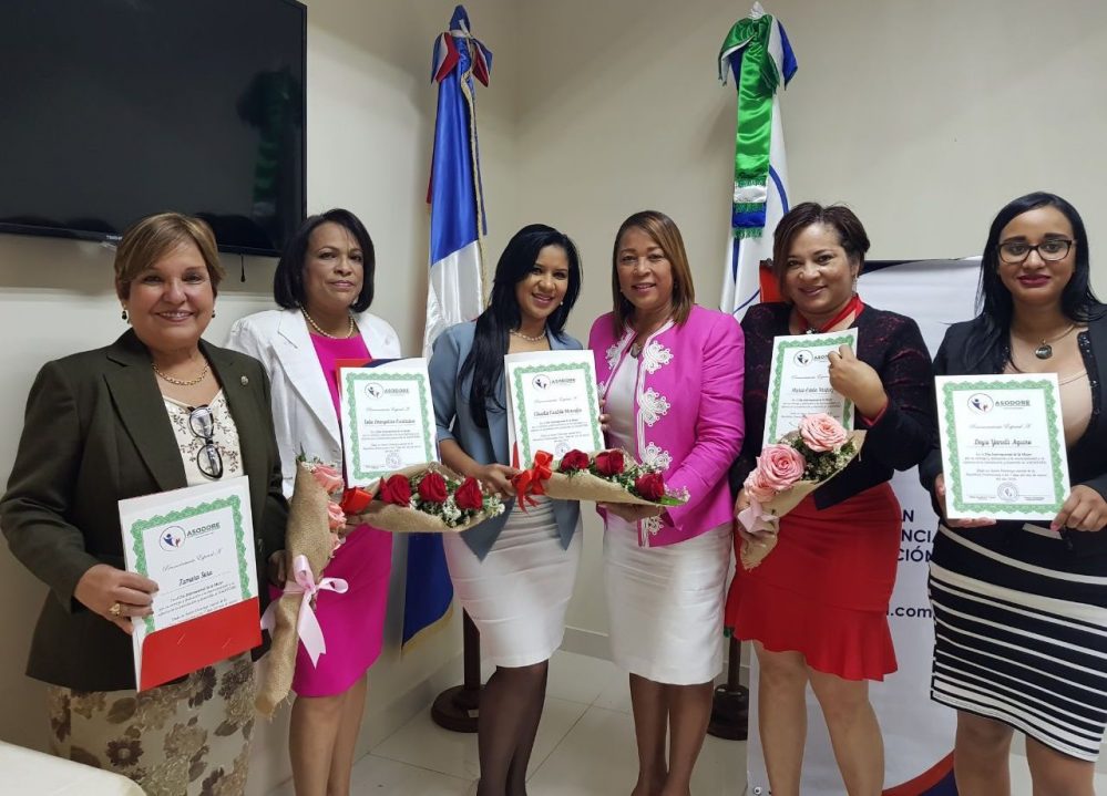 Edita Sandoval, presidenta de Asodore, con varias las municipalisas reconocidas