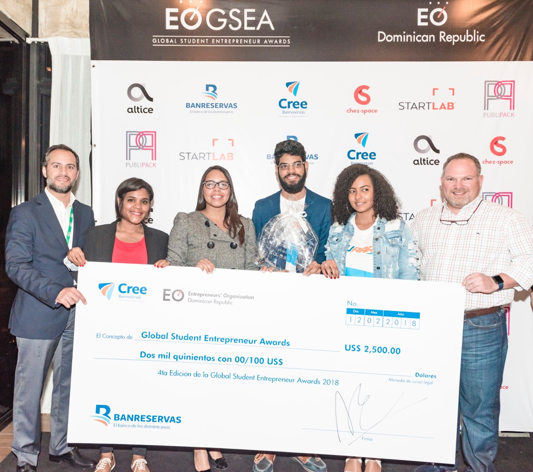 Entrega de cheque al primer lugar