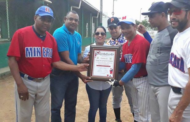 Ligas de Softbol de la Sede del MINERD y la Dirección Regional de Cotuí, realizan intercambio deportivo