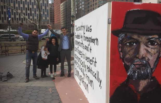 Oscar Abreu protesta con su arte en el Bajo Manhattan en favor de los inmigrantes