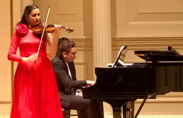 Violinista Dominicana Aisha Syed hace historia en el Carnegie Hall con mágico concierto donde interpreto una selección éxitos en la música clásica