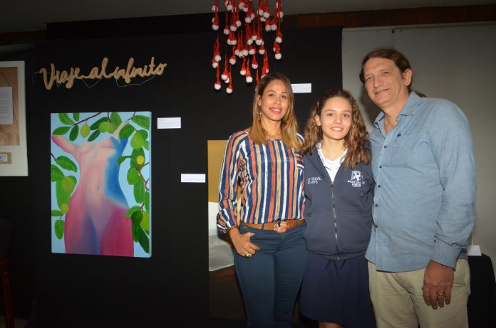 Maiah Welle acompanada de sus padres