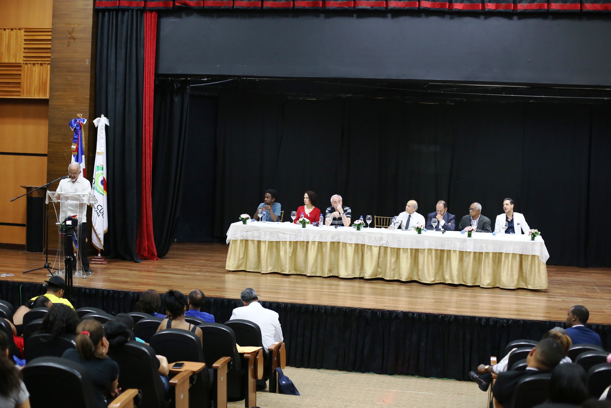 Ocho poetas participan en recital en Villa Juana.