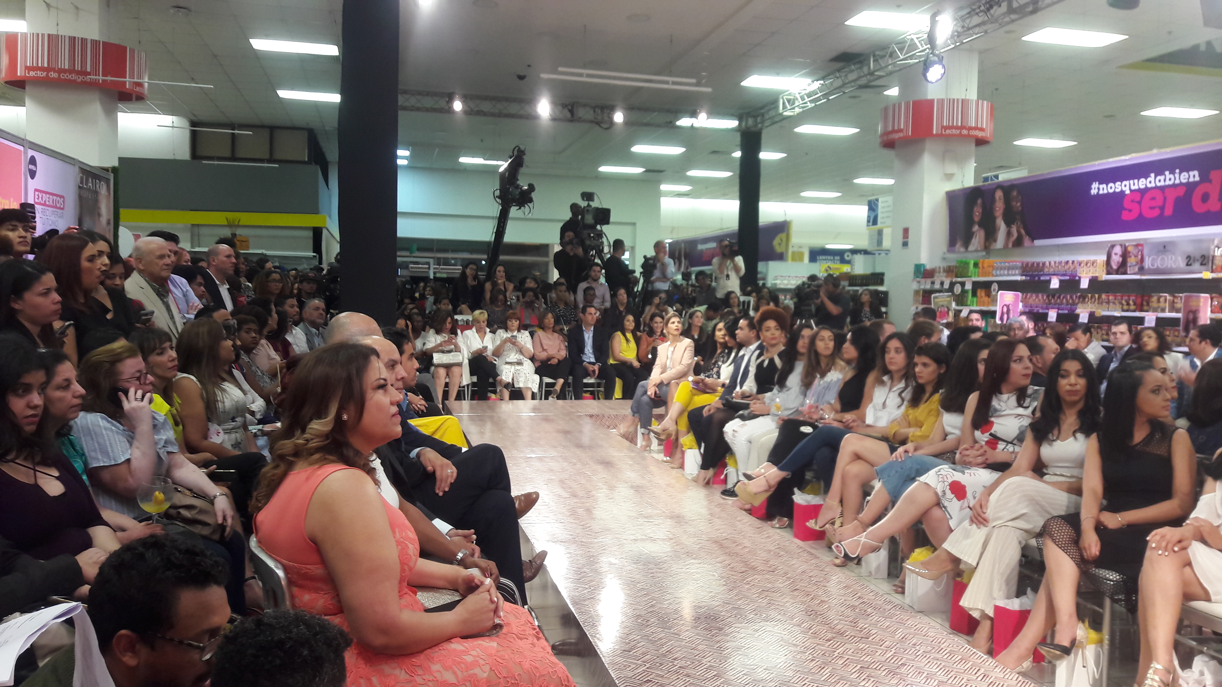 Parte de los asistentes al lanzamiento del Mes de la Belleza