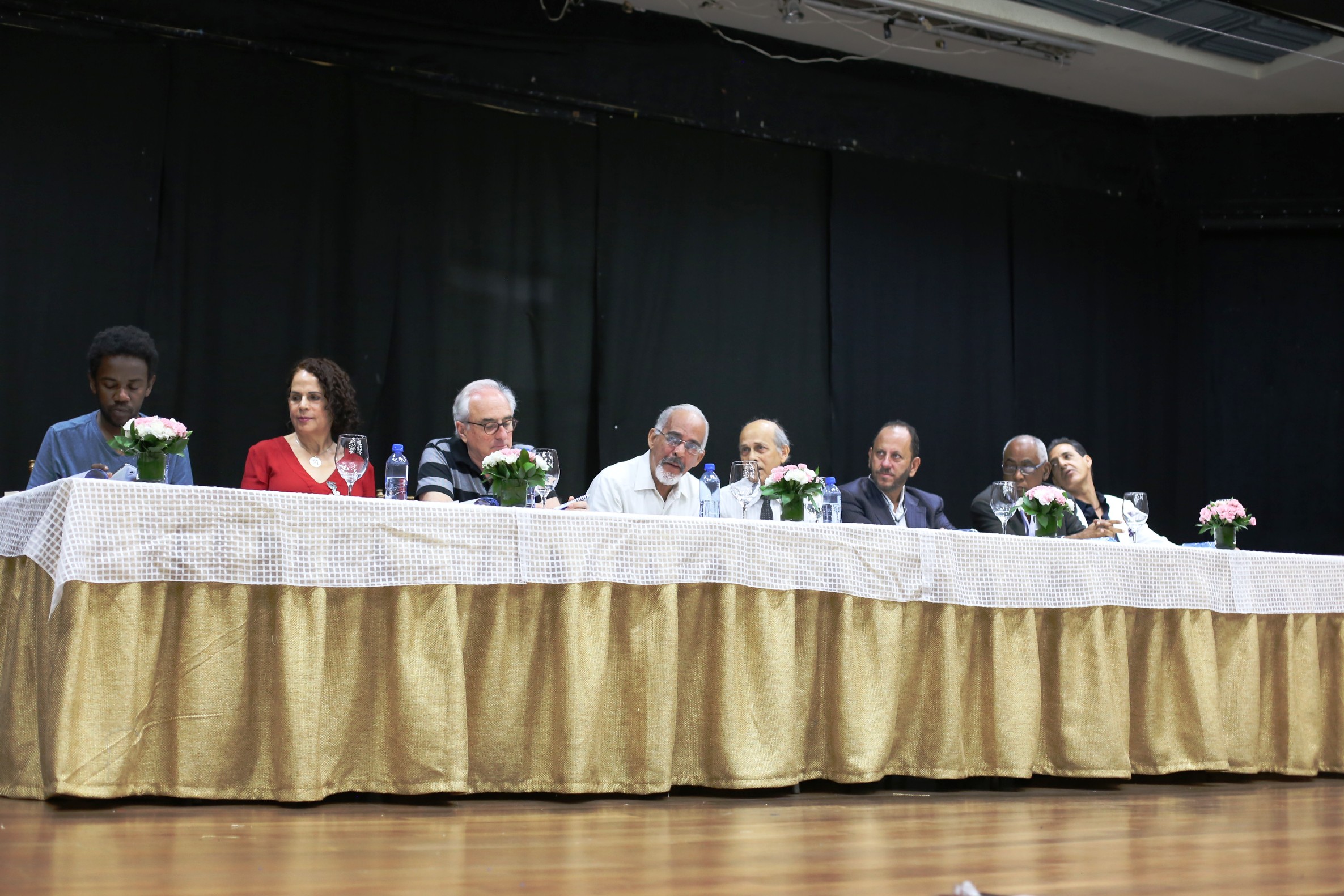 Poetas participan en recital en Villa Juana