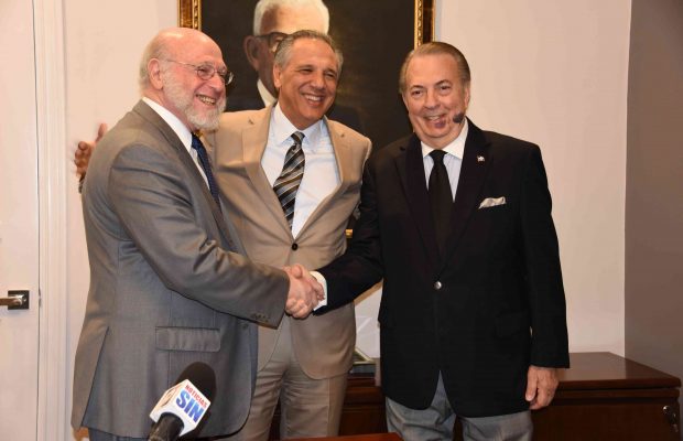 Eduardo Selman asume el Ministerio Cultura y solicita la colaboración de su personal