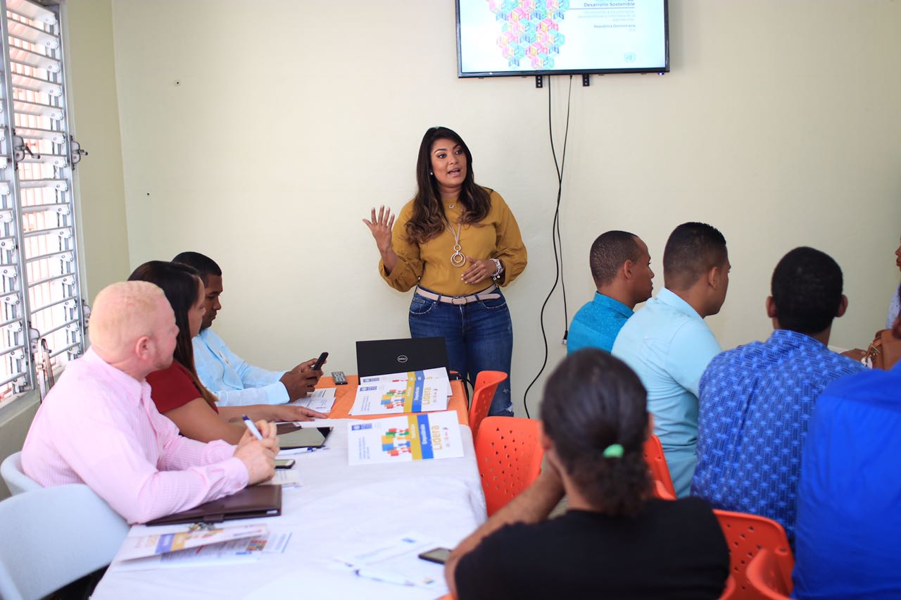 La ministra mientras se dirige a los participantes de la jornada