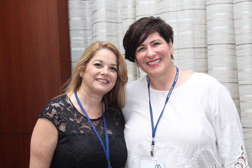 Leslie de Cruz y Hope Krebs.