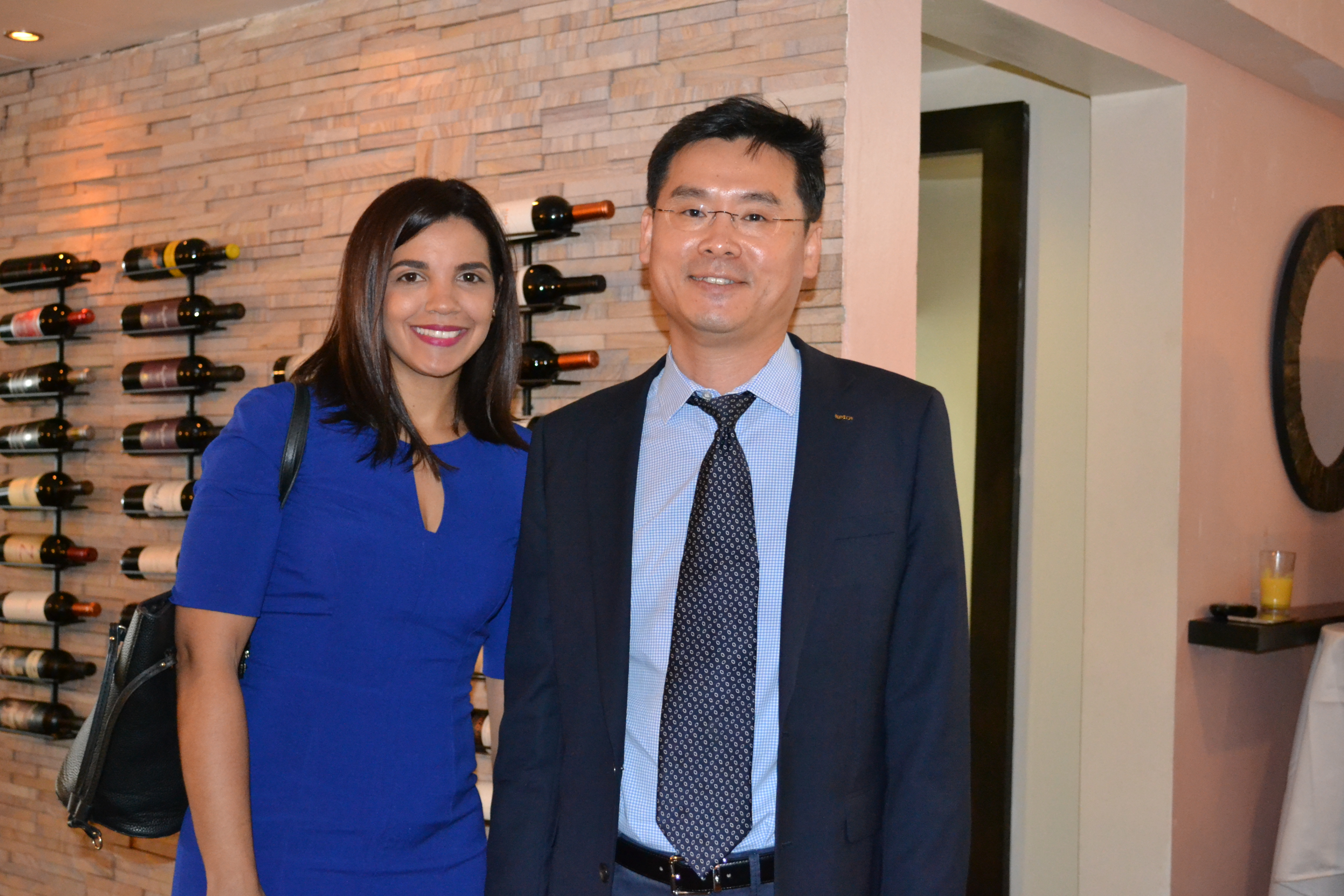 Paola Valerio Ejecutiva de la Korea Trade Center de Santo Domingo-Sangbum Bae – Presidente de la Korea Trade Center de Santo Domingo