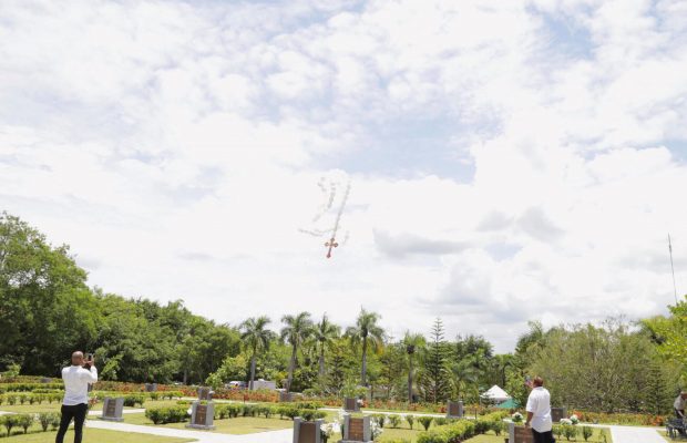 Cementerio Puerta Del Cielo eleva rosario por las madres