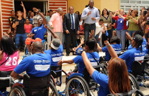 Danilo Díaz y personal del Miderec reciben jóvenes con discapacidad