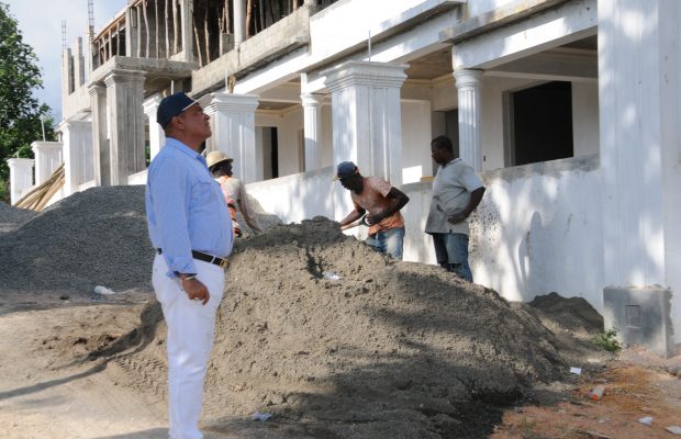 Academia Franklin Ferreras construye casa club