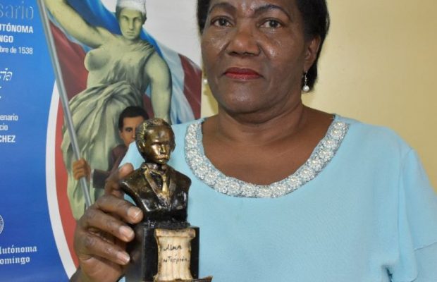 ASOCIACIÓN DE PEDAGOGOS DE CUBA RECONOCE DOCENTE DE LA UASD
