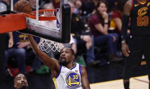 Kevin Durant hunde más a los Cavs y pone a Warriors a un paso de su tercera corona