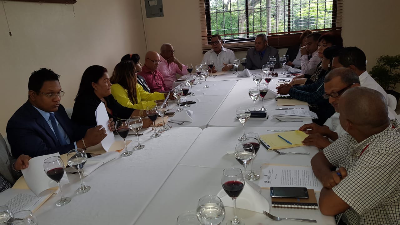 Cesar Lopez-almeurzo con periodistas