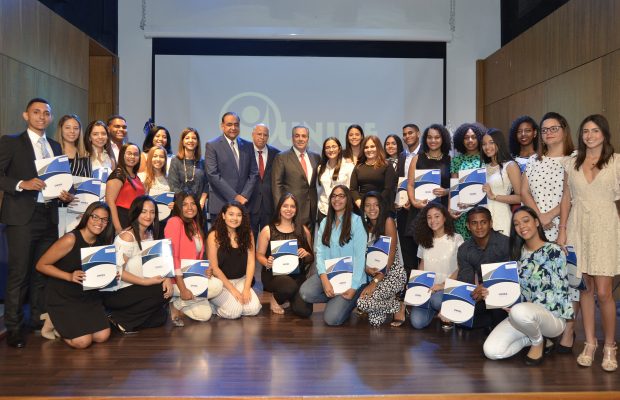 30 becas a estudiantes meritorios!