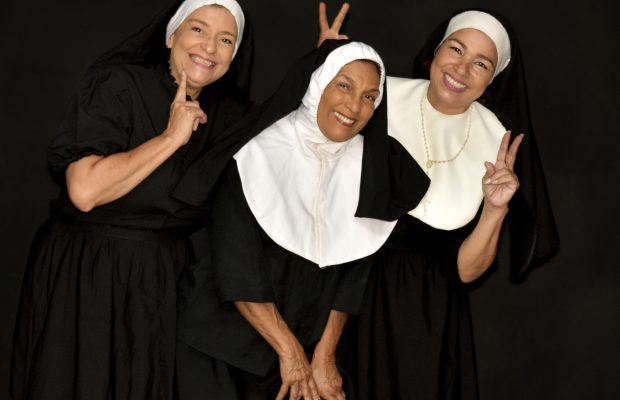 Monjitas divertidas llegan al bar del teatro