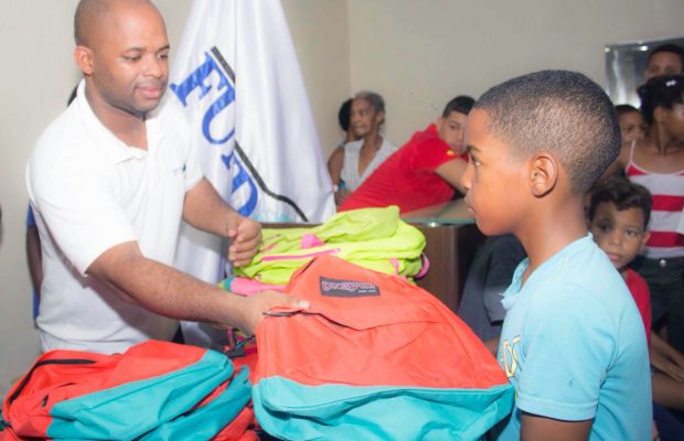 Fundación oftalmológica Sin Fronteras entrega útiles escolares