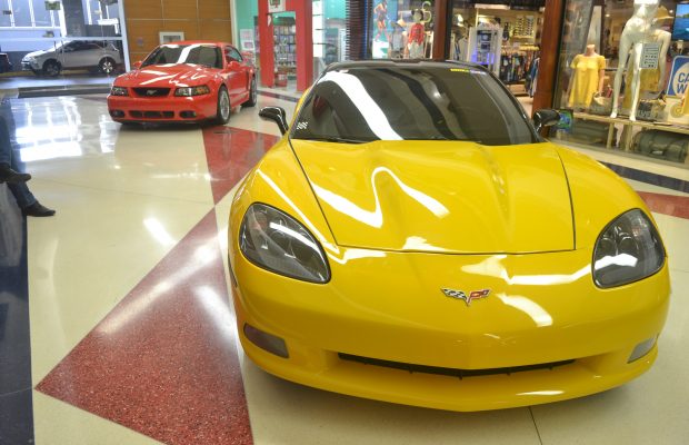 Una exhibición de autos de gama alta
