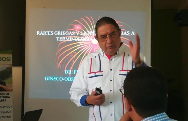 Imparten taller de raíces griegas a médicos residentes