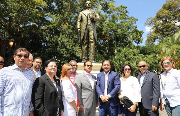 Buscan, con estatuas de Duarte, fortalecer imagen  positiva del patricio