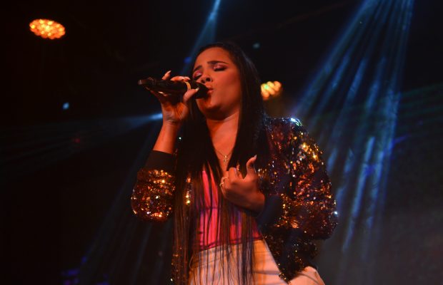 Martha Heredia deslumbrante en su concierto “Entre Amigos”