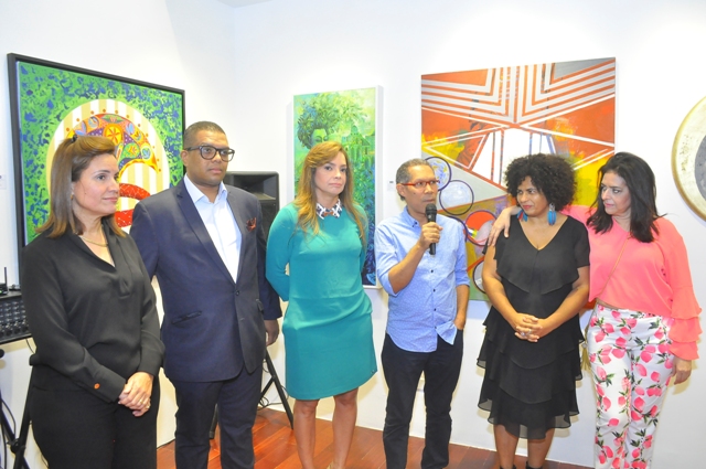 Amable Lopez Melendez curador de las obras habla en el acto.