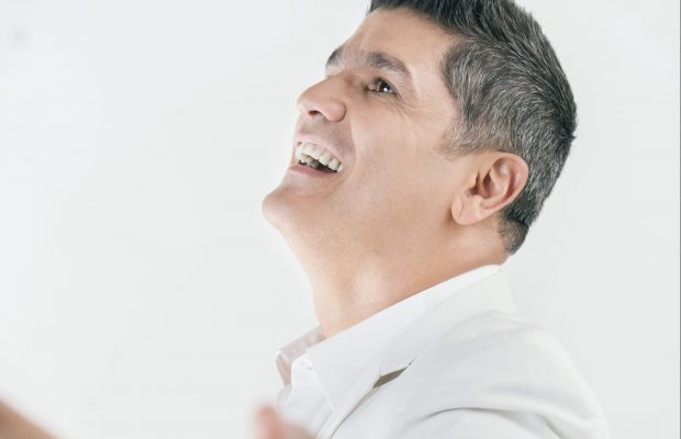 Eddy Herrera estrena video de “Dime tu” y sale del país a promover el sencillo