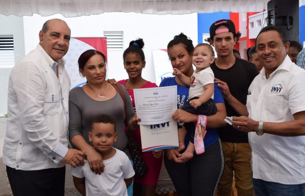 Mayobanex Escoto entrega llaves y certificados a beneficiarios del proyecto «INVI Villa Esperanza La Soledad»