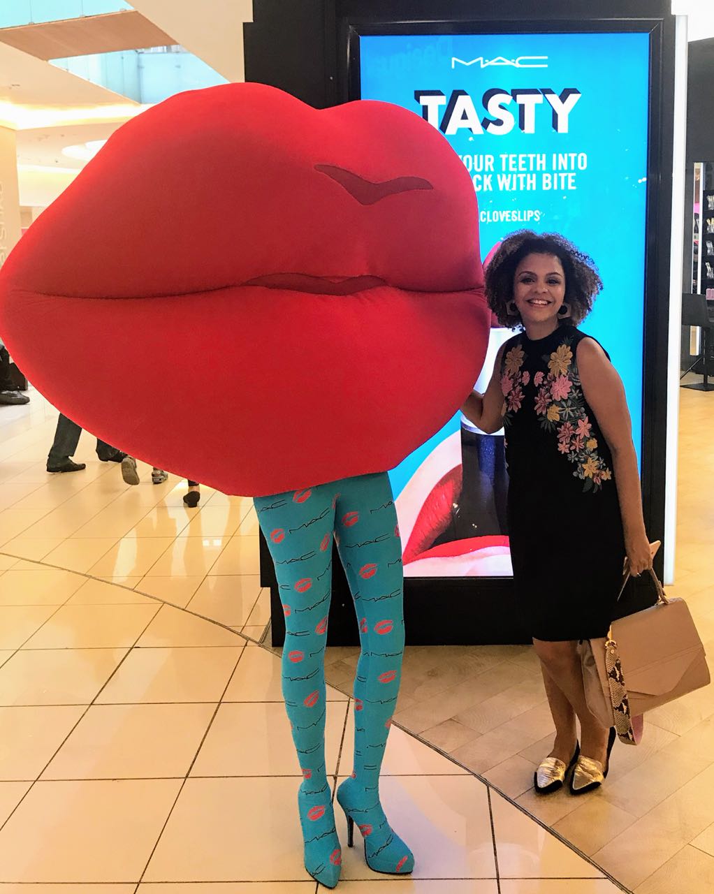 Ivelise Vasquez junto al super labio de MAC!