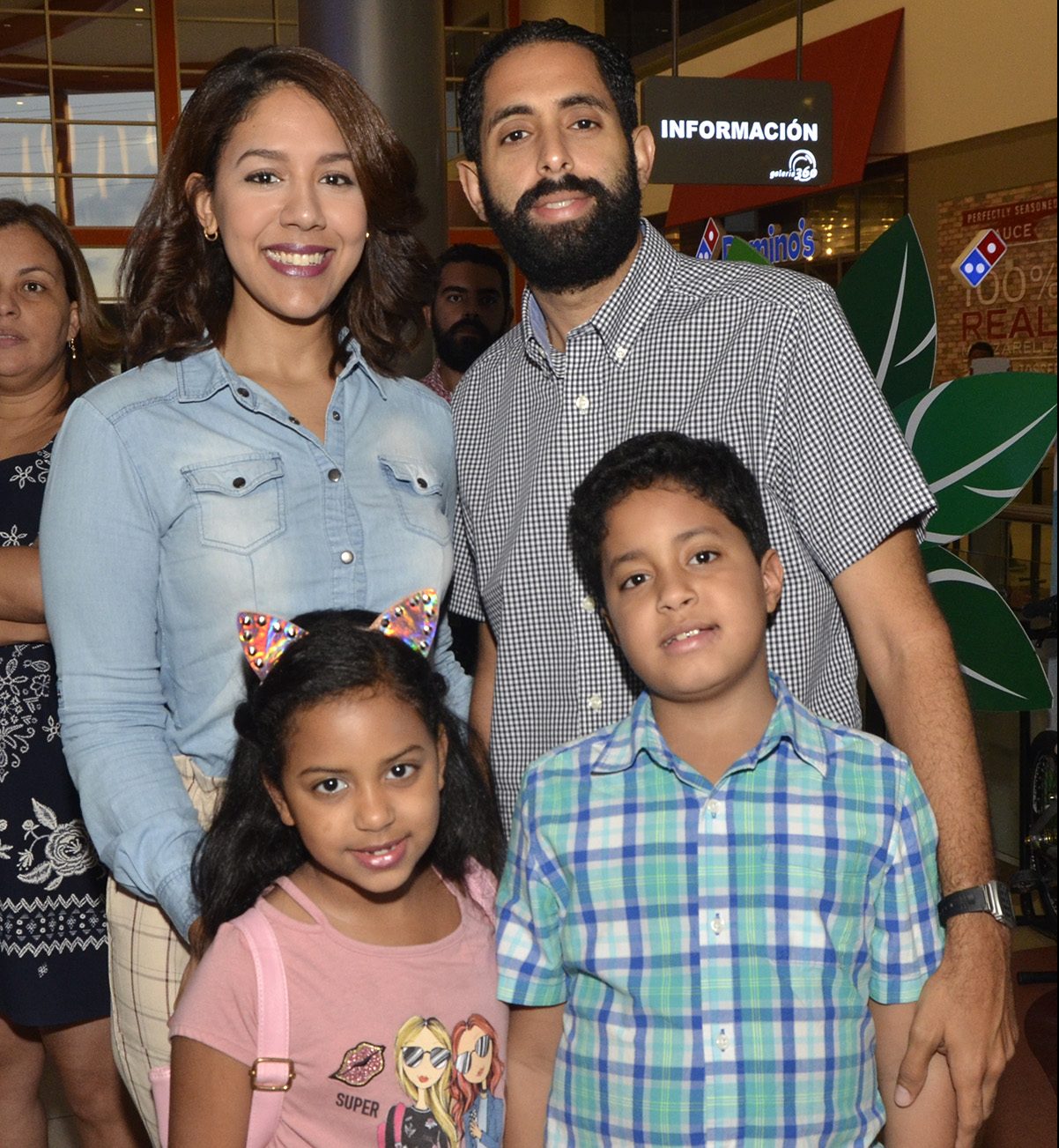 Vinicio Delgado y Vanessa Tejada junto a sus hijos Emma y Rafael Delgado