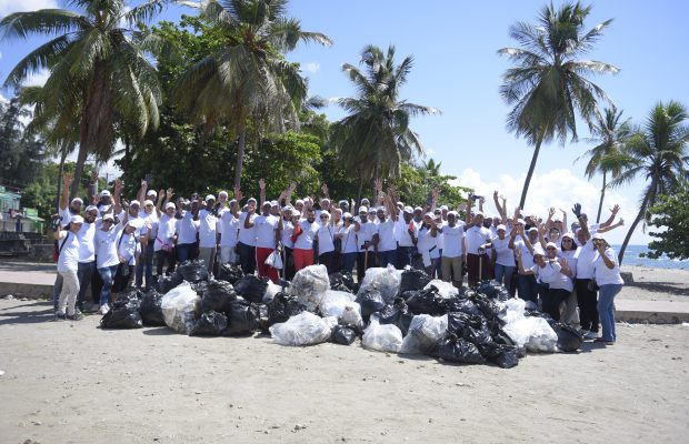 Voluntariado Orgullo Avon participa en jornada de limpieza de costas