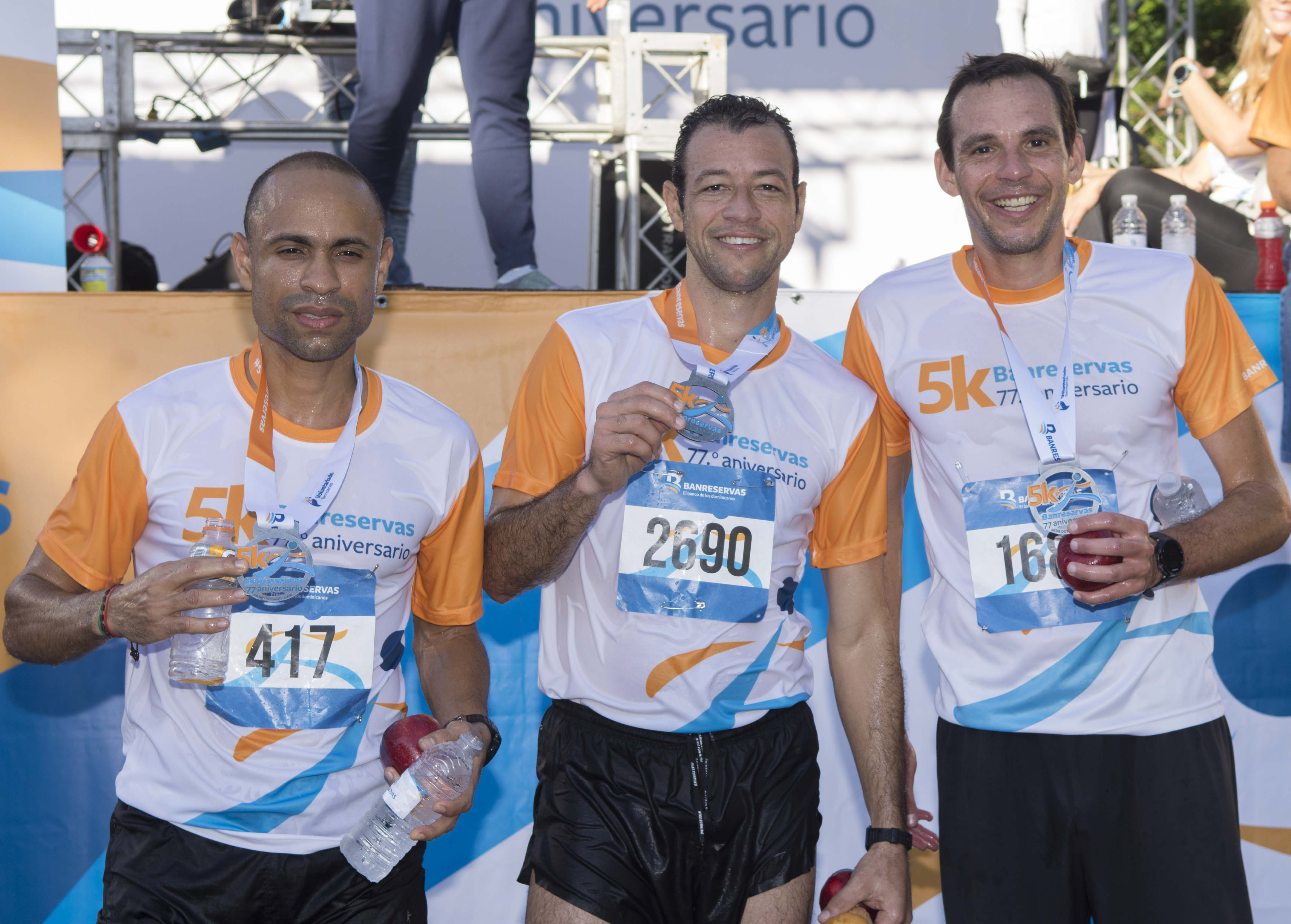 El empleado de Banreservas, Frank Bobadilla, gana el primer lugar de la carrera 5K, al completar su recorrido en 17 minutos 57 segundos.