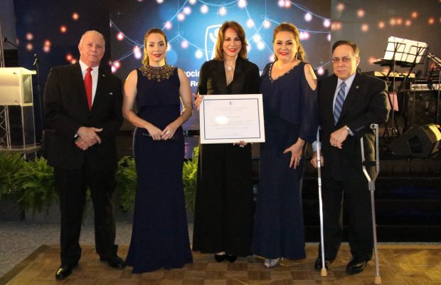 Llueven corazones en “Noche de Estrellas Solidarias”