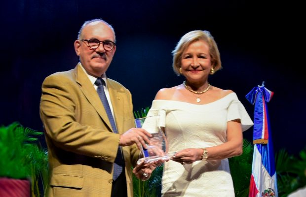 Reconocen presidenta de la fundación Farach