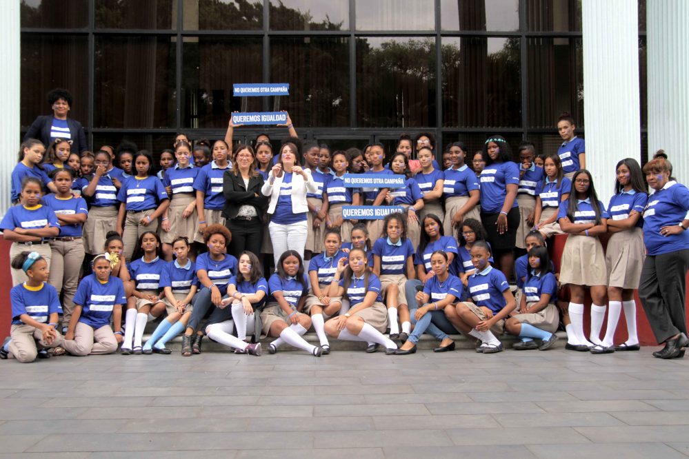 Las chicas que participaron en el panel junto al personal de la Biblioteca Infantil y Juvenil