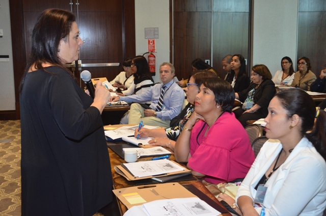 Laura Lewin en la conferencia.