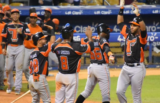 Toros remontan y vencen a los Leones