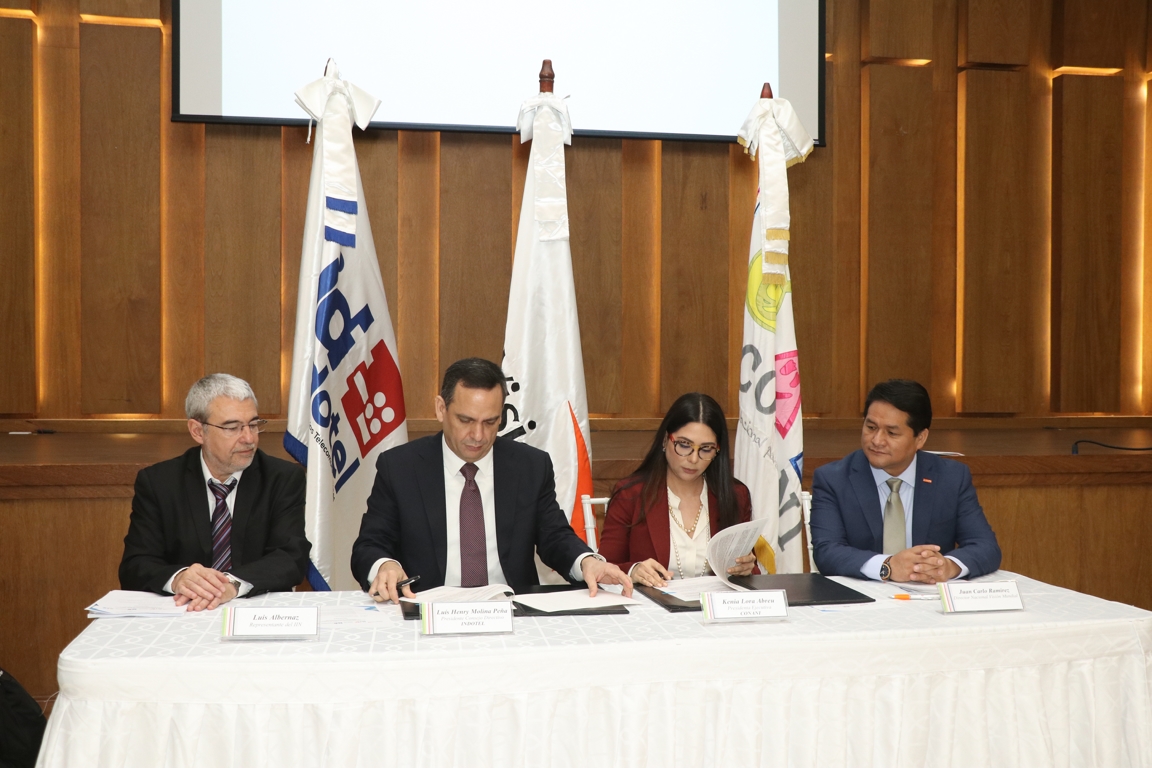 Durante la firma de acuerdo