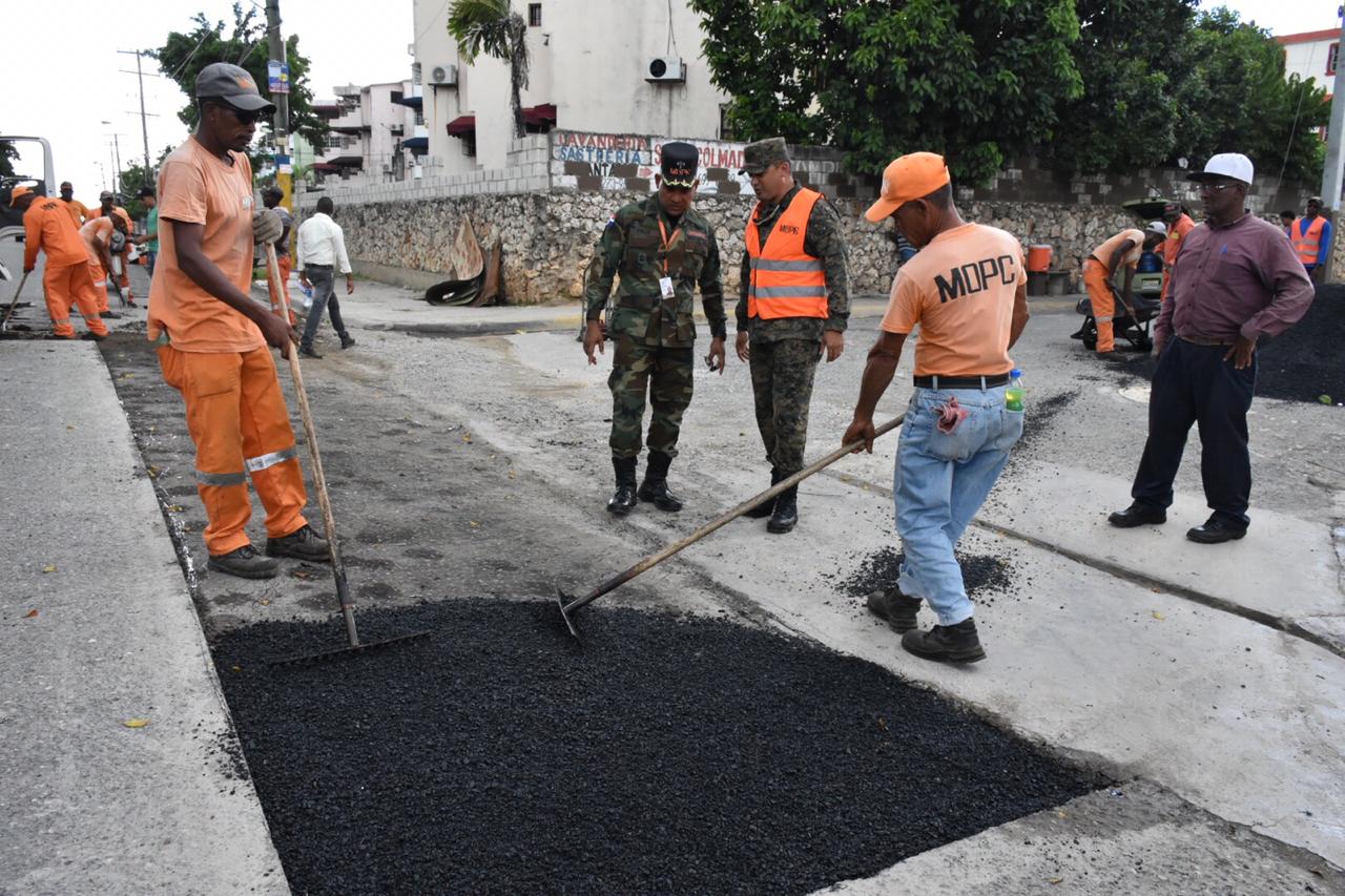 Empleados de Obras Publicas en plena jornada