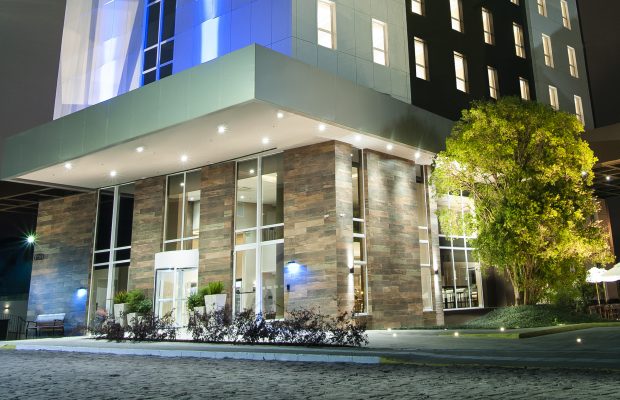 Un moderno hotel de la firma IHG en Brasil