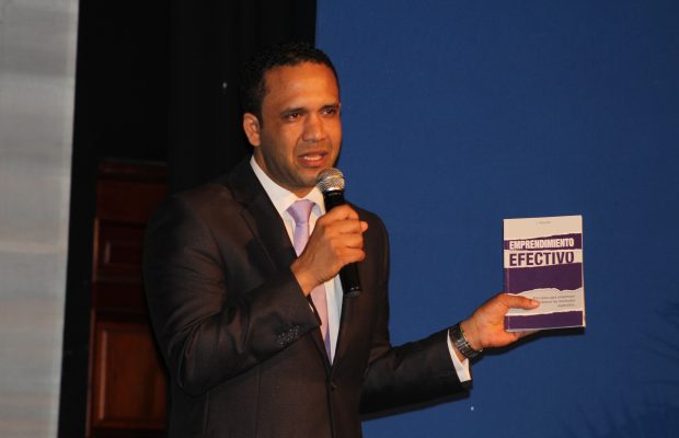 Jochy peralta presenta su nuevo libro